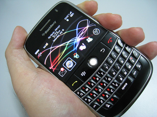 Không lâu sau khi iPhone khiến thế giới di động chao đảo, BlackBerry Bold 9000 cũng gây sốt trên thị trường. Máy sở hữu mỏng với nhiều tính năng như GPS, Wifi, camera và cả cổng microSD. Ảnh: Flick.