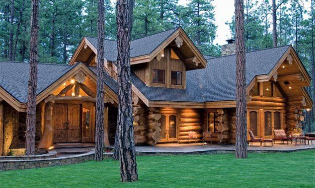 Với thiết kế mái tôn giả ngói, kết hợp cửa kính khung gỗ, tường thân gỗ tròn, kiểu nhà này hoàn toàn chinh phục khách hàng bởi sự kết hợp hài hòa giữa hiện đại và truyền thống. Ảnh: Topdream.