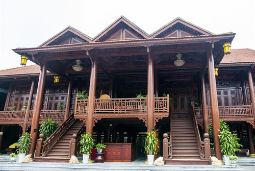 Cầu thang đối xứng hai bên và đèn dạng đèn lồng tạo nhà gỗ hai tầng cực kỳ tiện nghi. Ảnh: Skyhome.