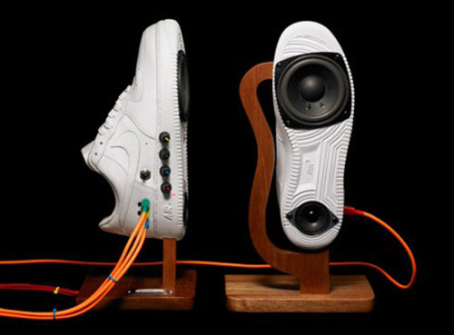 Loa thông minh từ đôi giày sneaker. Ảnh: TheGloss.