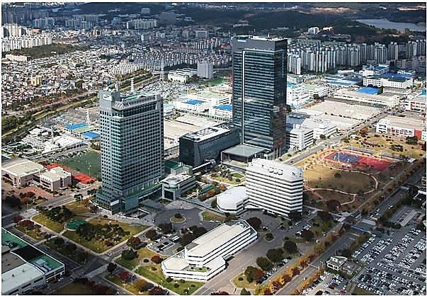 Trụ sở chính của tập đoàn Samsung nằm ở thành phố Suwon, thuộc tỉnh Gyeonggi, Hàn Quốc, cách thủ đô Seoul khoảng hơn 20km về phía Nam.