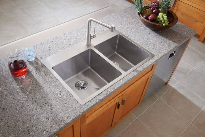 Với bồn rửa bát, nên đặt ở nơi không gian rộng rãi, sao cho tư thế đứng thoải mái nhất, tránh trước mặt hoặc trên đầu có vật cản. Ảnh: Faucet Depot.
