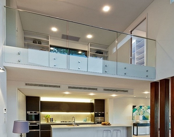 Gác lửng là một phòng ngủ ngỏ 12 m2 với đầy đủ các thiết bị tiện nghi cho sinh hoạt của cặp vợ chồng trẻ. Ảnh: Nhay.