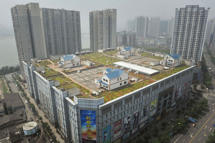 Dãy biệt thự trên nóc trung tâm mua sắm 8 tầng ở thành phố Zhuzhou, Trung Quốc. Ảnh: Jebiga.