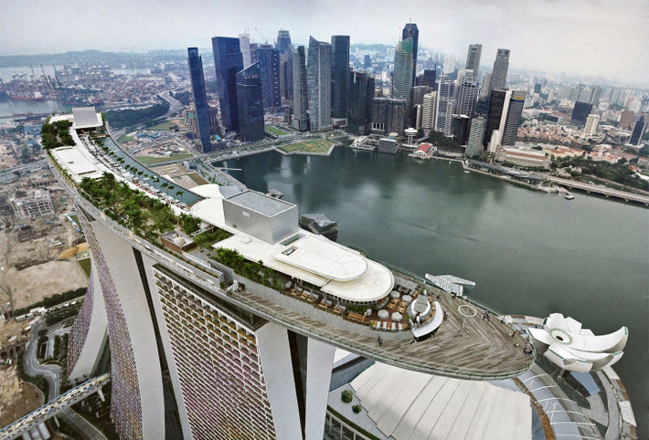 Bể bơi khủng trên nóc tòa nhà Marina Bay Sands tại Singapore. Ảnh: Greenroofs.