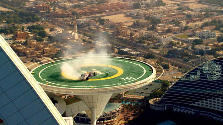 Sân tennis cao nhất thế giới được xây dựng trên nóc khách sạn Burj al Arab ở Dubai. Ảnh: Designrulz.