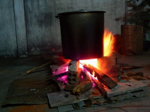 Bếp được dựng bằng ba hòn đá hoặc gạch vô cùng đơn giản. Ảnh: Depplus.
