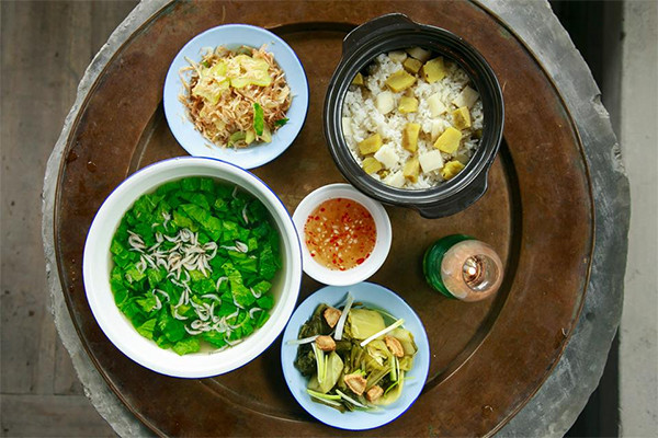 Chiếc mâm đồng giờ chẳng mấy ai dùng. Ảnh: Ongbachau.