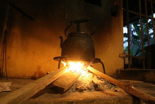 Sau này tiến bộ hơn bếp được làm bằng sắt nhưng vật liệu đun chủ yếu vẫn là rơm và củi gỗ. Ảnh: Vietditru.