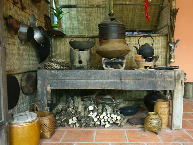 Vật dụng chủ yếu là tre, nứa, gỗ và đất nung. Ảnh: Baogiaothong.