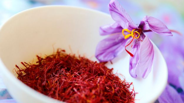 Nhắc đến những loài cây đắt hơn vàng, không thể bỏ qua nhụy hoa nghệ tây. Sở dĩ loài cây này quý hơn cả vàng là do nó chỉ nở trong một thời gian rất ngắn từ cuối tháng 10 đến đầu tháng 11. Ảnh: NDTV Food.