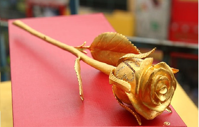 Mùa Valentine 2015, một số đại gia Việt sẵn sàng mua hoa hồng bằng vàng nguyên chất trị giá 200 triệu tặng nửa kia. Ảnh: VTC.