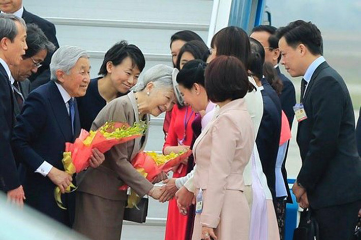 Năm 1953, trước khi trở thành Nhà vua, Hoàng Thái tử, Akihito thực hiện chuyến công du nước ngoài đầu tiên để tham dự lễ đăng quang của Nữ hoàng Elizabeth II, Vương quốc Anh, và đi thăm nhiều nước Bắc Mỹ và châu Âu. Hoàng Thái tử Akihito hoàn thành chương trình giáo dục đại học vào năm 1956.