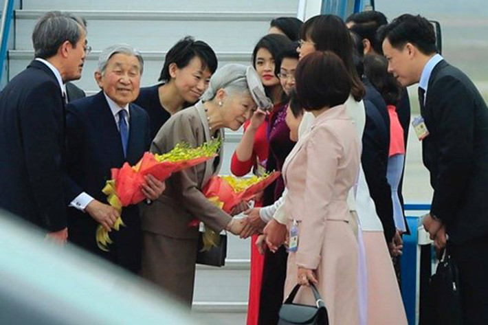 Ngày 10/4/1959, Hoàng Thái tử Akihito cưới Michiko Shoda, con gái của doanh nhân Hidesabuto Shoda. Gia đình Shoda xuất sắc trong cả lĩnh vực kinh doanh và học thuật. Cả nước vui mừng với lễ cưới truyền thống được tổ chức cùng dàn xe ngựa kéo lộng lẫy.