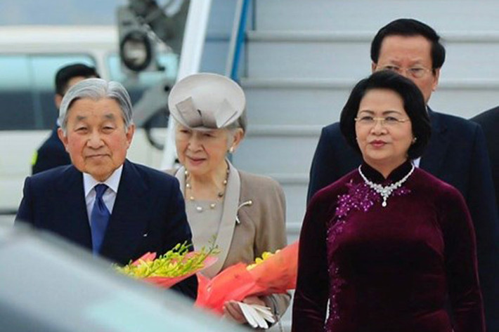 Theo Hiến pháp Nhật Bản, Nhà vua thực hiện những hoạt động nhà nước, như bổ nhiệm Thủ tướng và Chánh án Tòa án Nhân dân Tối cao, phê chuẩn việc bổ nhiệm các Bộ trưởng và các quan chức cấp cao khác, triệu tập Quốc hội, công bố luật và các điều ước, trao tặng tước hiệu, phê duyệt quốc thư trao cho các đại sứ Nhật đi nhiệm kỳ ở nước ngoài, đồng thời nhận trình quốc thư của các đại sứ nước ngoài đến Nhật Bản.