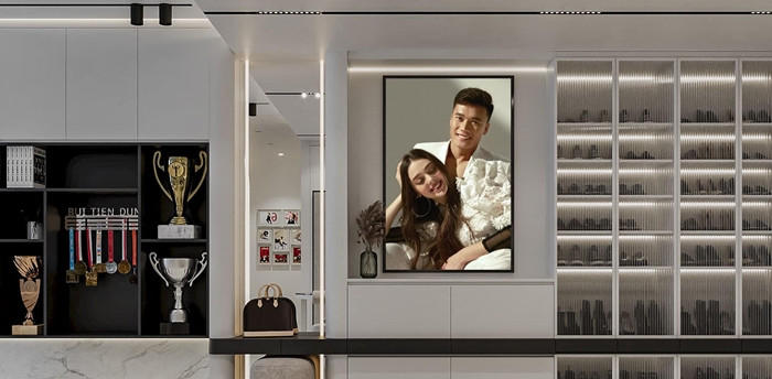 Mới đây trên trang cá nhân, thủ môn Bùi Tiến Dũng chia sẻ loạt ảnh căn nhà to đẹp dành tặng vợ và con trai nhân dịp Giáng sinh.