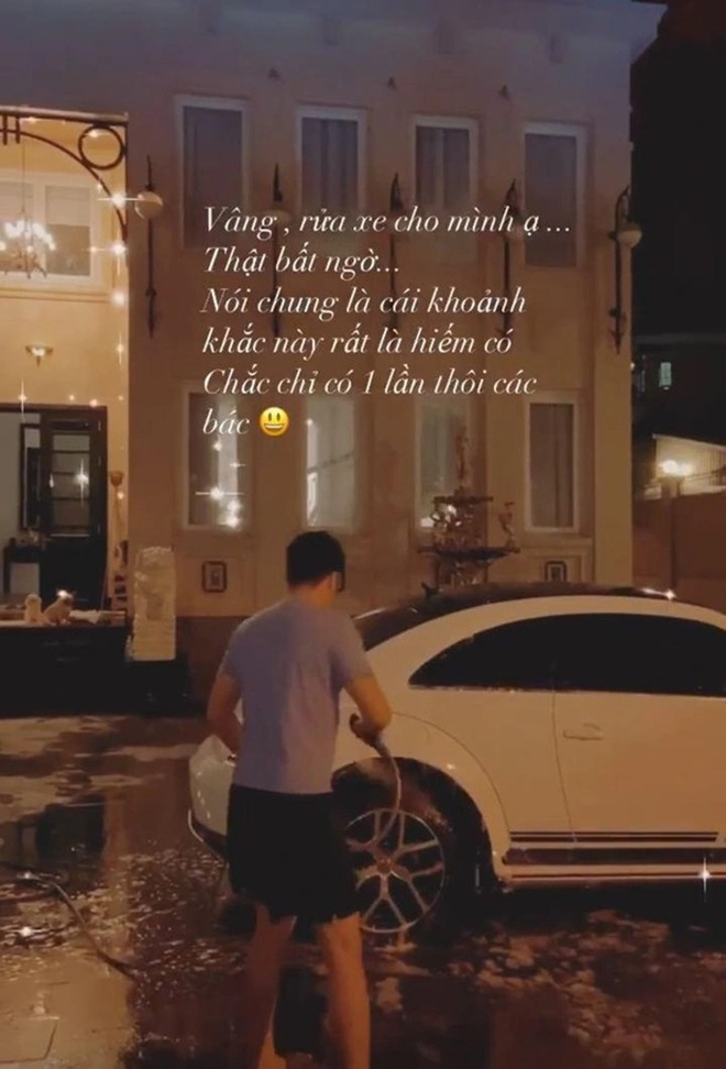 Trong một lần khoe Phillip Nguyễn rửa xe, Linh Rin vô tình để lộ khoảng sân rộng rãi và biệt thự to vật vã phía sau.