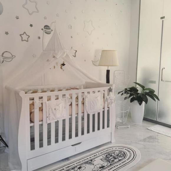 Mới đây, Linh Rin - bà xã thiếu gia Phillip Nguyễn thu hút sự chú ý của cộng đồng mạng khi khoe hình ảnh một góc phòng của ái nữ bên trong biệt thự.