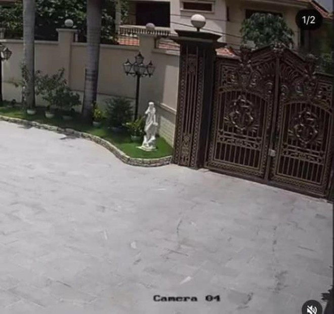 Được biết, vợ chồng Linh Rin - Phillip Nguyễn sống trong căn biệt thự view sông Sài Gòn, thiết kế theo phong cách hoàng gia Châu Âu.