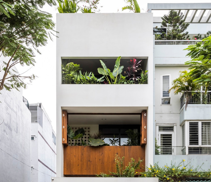 R07 House được xây dựng trong bối cảnh môi trường đô thị tại trung tâm TP HCM “đất chật người đông”. Ý tưởng đề xuất là một nơi ở gần gũi với thiên nhiên giữa lòng thành phố.