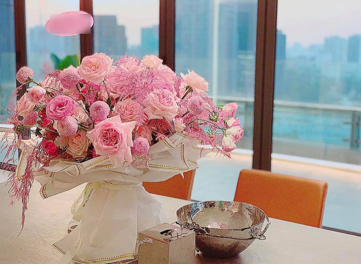 Bàn ăn được tô điểm bằng những đóa hoa tươi. Ảnh: FBNV