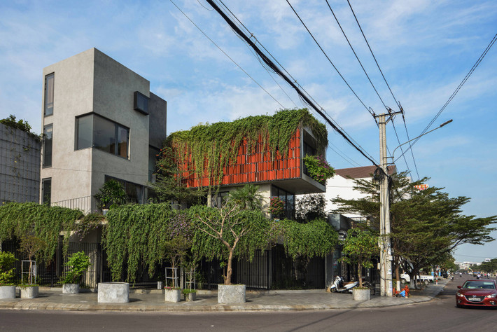 Maison K là một dự án nhà ở của Nghĩa-Architect tọa lạc tại thành phố Quy Nhơn (Bình Định). Ngôi nhà được đặt ở một góc bùng binh, nơi có điều kiện nắng nóng và chịu điều kiện tương đối phức tạp vì có cả mùa mưa nắng và gần biển, đòi hỏi một thiết kế thông minh và linh hoạt.