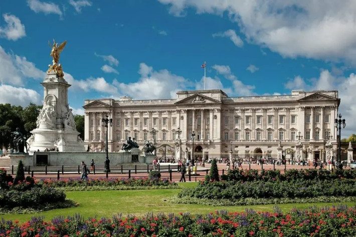 Cung điện Buckingham (London, Vương quốc Anh) có thể sẽ không sớm được rao bán, nhưng nếu có, nó sẽ trị giá khoảng 4,9 tỷ USD, khiến nó trở thành ngôi nhà đắt nhất thế giới. 