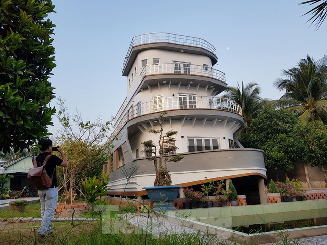 Nhiều năm trước, ông Năm sống và làm việc trên tàu ở Mỹ. Thời gian lênh đênh trên biển để lại trong ông nhiều kỷ niệm nên khi về nước ông đã ấp ủ xây cho mình căn nhà độc nhất vô nhị này. Ảnh: Tiền phong