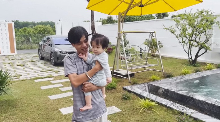 Có thể thấy, căn nhà của Lê Giang thiết kế đúng tính chất một khu nghỉ dưỡng với không gian xanh mát.
