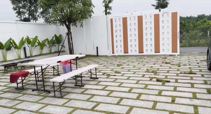 Sân trước có chỗ đỗ ô tô và tổ chức tiệc nướng BBQ thoải mái.
