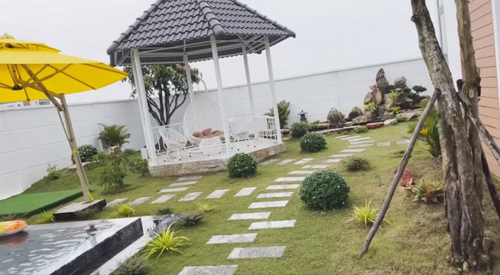 Lối đi trong khu vườn được lát gạch vừa đẹp mắt vừa chống trơn.