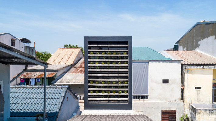 Nằm trên con phố thương mại sầm uất ở thành phố Huế, 99 Mai Thuc Loan House là nhà ống, một loại nhà rất phổ biến ở Việt Nam.