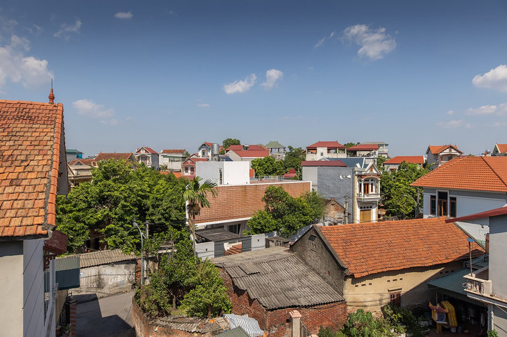 Việc tổ chức không gian nhằm mục đích hài hòa giữa tính cởi mở và hiện đại với sự riêng tư và truyền thống, phục vụ người dùng cá nhân đồng thời hòa nhập vào bối cảnh chung của nông thôn mới.