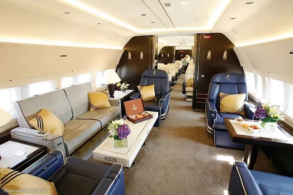 Tỷ phú người Nga Alisher Usmanov sở hữu chiếc Airbus A340-300 trị giá 400 triệu USD. Ban đầu, chiếc máy bay có giá 230 triệu USD nhưng Usmanov đã chi thêm 170 triệu USD để tùy chỉnh nội thất.