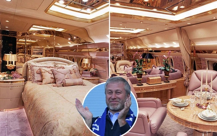 Tỷ phú Nga Roman Abramovich sở hữu chiếc máy bay riêng Boeing 767-33A/ER trị giá 170 triệu USD. Bên trong máy bay có phòng tiệc 30 người được trang trí bằng vàng và pha lê.