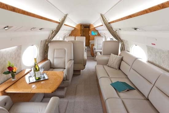 Gulfstream III là máy bay phản lực tư nhân mang đến sự kết hợp giữa tốc độ, tầm bay và sự thoải mái, có giá 125 triệu USD. Máy bay có thể chứa tới 19 hành khách trong một cabin cực kỳ rộng rãi.