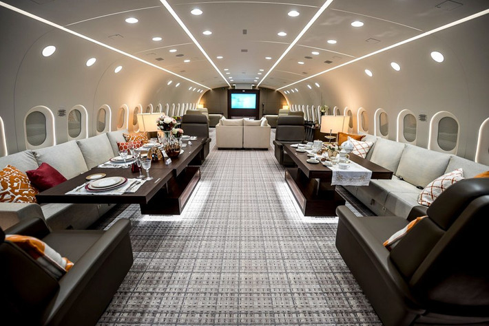 Boeing 787-8 BBJ là máy bay phản lực tư nhân cvos 1-0-2 mang đến sự thoải mái, hiệu suất chưa từng có. Chiếc máy bay này có sức chứa lên tới 40 hành khách có thể được điều chỉnh để đáp ứng mong muốn của bất kỳ chủ sở hữu nào. Boeing 787-8 BBJ có giá 325 triệu USD.