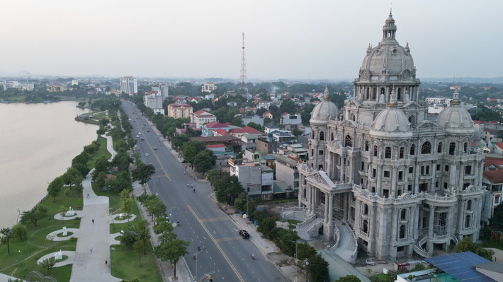 Nằm ngay mặt đường Nguyễn Tất Thành, nơi được xem là “khu đất vàng” ở TP Việt Trì (Phú Thọ), lâu đài Hải Linh khiến ai ngang qua cũng bị thu hút bởi kiến trúc đồ sộ. Ảnh: Daidoanket