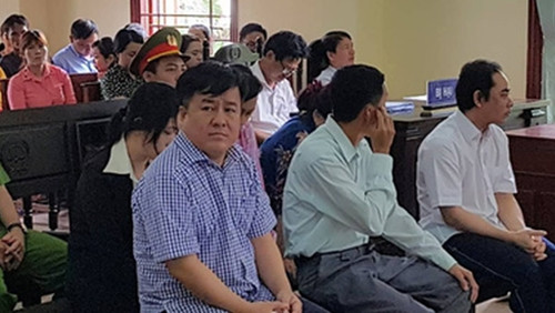 Tòng “Thiên Mã” còn nổi tiếng ở xứ Tây Đô khi xài tiền theo kiểu ngắt khúc tiền cọc. Mỗi lần đi tiếp khách Tòng “Thiên Mã” đều có nhiều “chân dài” miền Tây phục vụ ca hát... Ảnh: Người lao động