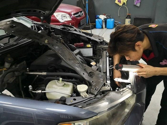 Ngày nay, nghề sửa chữa ô tô tại Việt Nam có nhu cầu lớn về nguồn nhân lực. Vì thế, cơ hội tìm được việc làm ngay sau khi tốt nghiệp khá cao. Ảnh: VATC