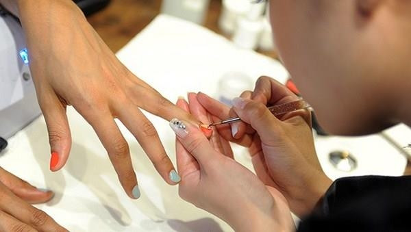 Thu nhập của nghề làm đẹp bình quân 8 triệu đồng/tháng. Người tay nghề giỏi có thể đạt trên mức trên 15 triệu đồng/tháng. Ảnh: Internet