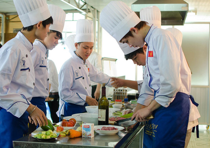 Thu nhập của đầu bếp mới vào nghề dao động từ 8 - 10 triệu đồng/tháng. Trong khi đó, đầu bếp chính thu nhập từ 15 - 30 triệu đồng/tháng. Tiền lương sẽ tăng dần theo tay nghề và thâm niên. Ảnh: Vietproud
