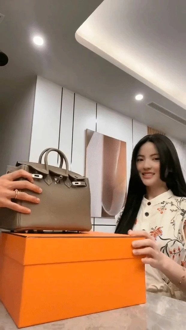 Không chỉ tậu đồ hiệu cho mình, Quang Hải còn rất siêng tặng quà cho vợ sắp cưới Chu Thanh Huyền, điển hình là túi hiệu Hermes có giá hàng trăm triệu đồng. Ảnh: FBNV