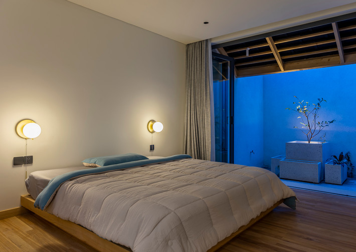 Với thời tiết se lạnh đặc trưng của thành phố Đà Lạt, vào buổi sáng sớm và chiều tối, hệ sàn hai lớp, bên dưới gạch và bên trên gỗ của phòng ngủ mang lại cảm giác ấm áp trong tiết trời se lạnh và cảm giác mát mẻ trong nhà.
