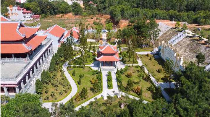 Phía sau nhà thờ chính là khu Vườn danh nhân. Trung tâm vườn có xây dựng các bia đá khắc tên tưởng nhớ công ơn của các danh tướng, danh nhân họ Bùi đỗ khoa bảng, trạng nguyên, tiến sĩ... Ảnh: chụp màn hình NhaTo