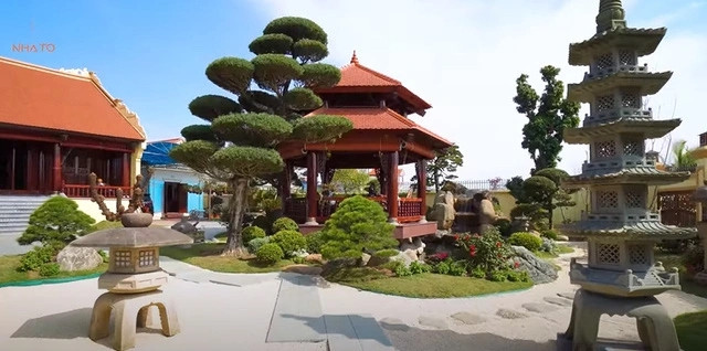 Khu vườn thiết kế tỉ mỉ với đá nguyên khối, tháp đá... đều hoàn toàn từ Nhật Bản.