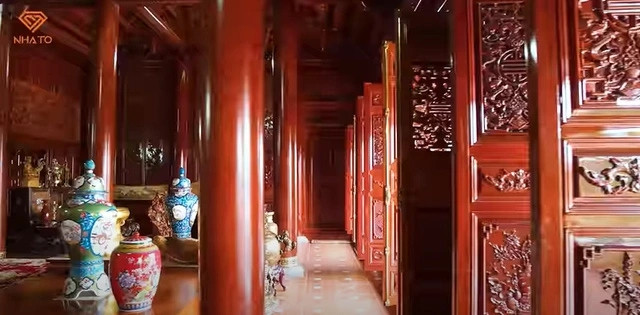 Chất liệu gỗ chính được sử dụng là gỗ Căm Xe nhập hoàn toàn từ Campuchia. Ngoài ra, trong nhà còn có những chi tiết làm từ gỗ hương.