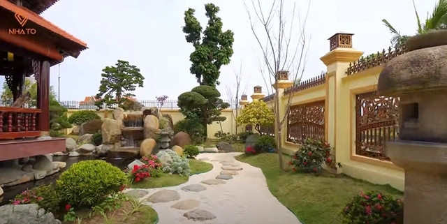 Tùng, đỗ quyên, hoa trà, thông... là các loài cây quen thuộc không thể thiếu ở bất cứ khu vườn Nhật Bản nào.
