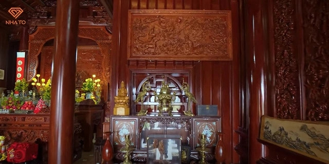 Trong nhà còn có các bức tranh gỗ chạm khắc tinh xảo.