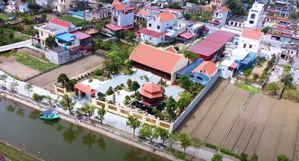 Cách đây không lâu, kênh YouTube NhaTo giới thiệu một căn nhà gỗ 5 gian độc đáo ở Nam Định.